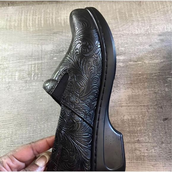 Yuu Bethanee Slip on Wide Width clogs size 9 Tooled Nurse Clogs memory foam - Picture 6 of 7